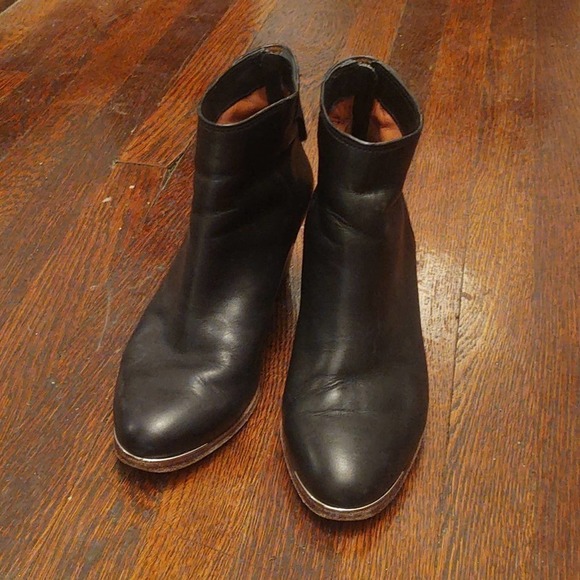Coach Waldorf Black Heeled Ankle Boots Sz 7.5 - Picture 2 of 9